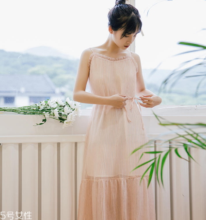 夏天穿什么顏色連衣裙好？夏天適合什么顏色連衣裙？