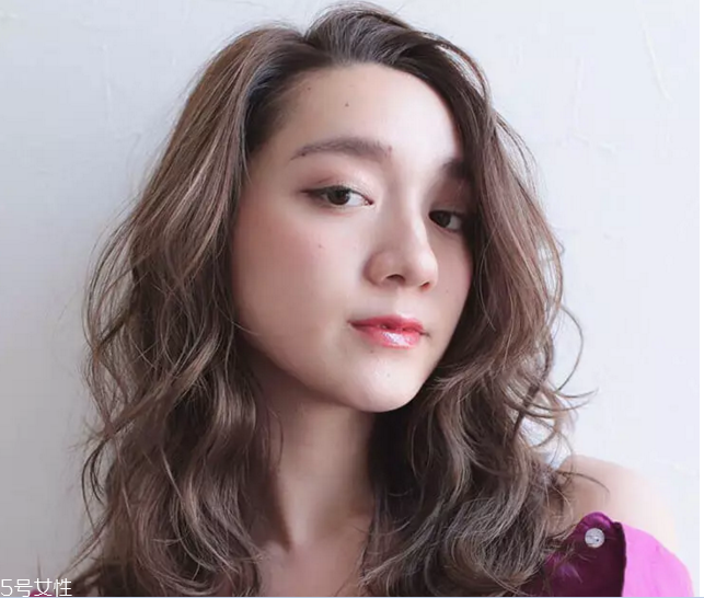 夏天綁什么頭發好看 吸睛又時尚的夏日綁發