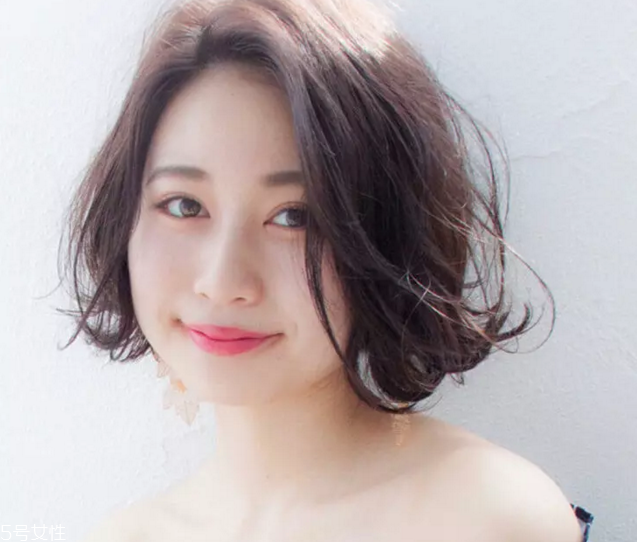 夏天綁什么頭發好看 吸睛又時尚的夏日綁發