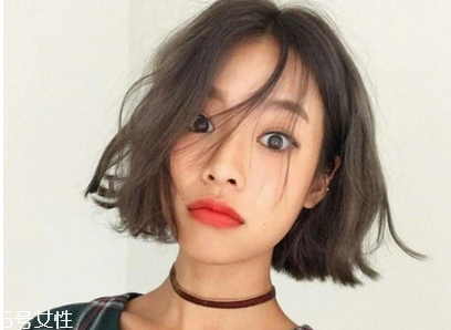 經(jīng)常化妝對(duì)皮膚有什么影響 經(jīng)常化妝的危害