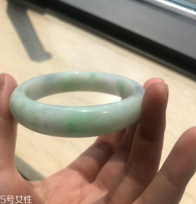 手鐲有裂紋還值錢嗎？手鐲有裂紋影響價格嗎？