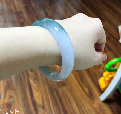 手鐲有裂紋還值錢嗎？手鐲有裂紋影響價格嗎？