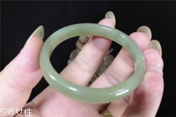 手鐲有裂紋還值錢嗎？手鐲有裂紋影響價格嗎？