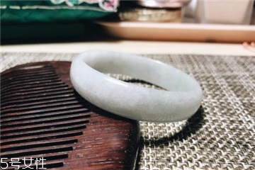 手鐲是玉的好還是翡翠的好？手鐲買玉的還是翡翠的？