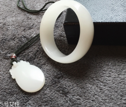 手鐲是圓的好還是扁的好？手鐲買圓的還是扁的？