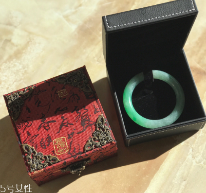 手鐲什么顏色好看？手鐲買哪種顏色好？