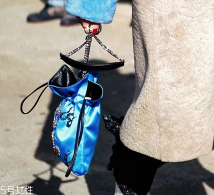今年流行什么水桶包？水桶包流行什么款式？