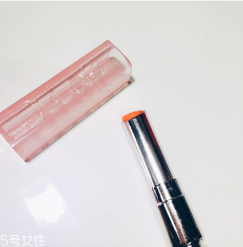 唇膏用完里邊怎么打開？唇膏剩一截怎么挖出來？