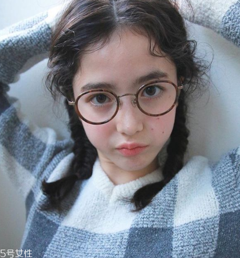 戴眼鏡的女生適合什么發型 女生戴眼鏡好看的發型