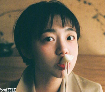 戴眼鏡的女生適合什么發型 女生戴眼鏡好看的發型