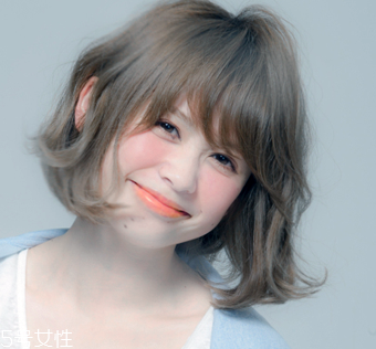 戴眼鏡的女生適合什么發型 女生戴眼鏡好看的發型