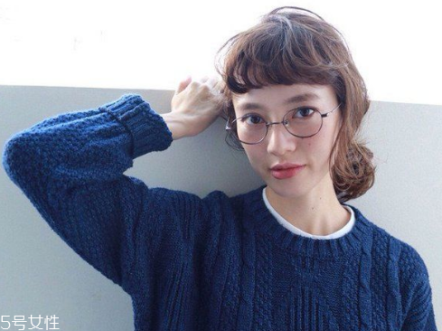 戴眼鏡的女生適合什么發型 女生戴眼鏡好看的發型