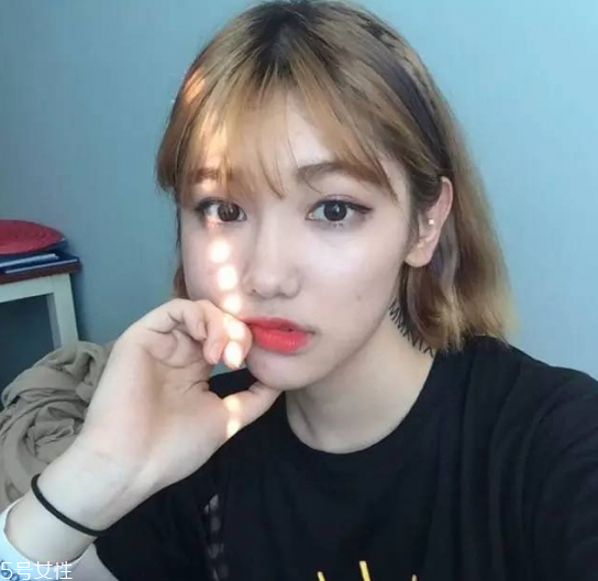 額頭高的女生適合什么發型 高額頭女生適合發型