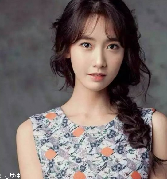 額頭高的女生適合什么發型 高額頭女生適合發型