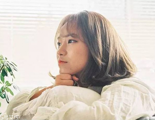 額頭高的女生適合什么發型 高額頭女生適合發型