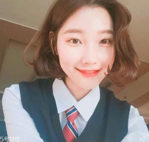額頭高的女生適合什么發型 高額頭女生適合發型
