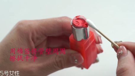 夏天怎么預防口紅斷掉 原來放口袋里會融化