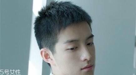 男生什么發型顯成熟 三面光清爽又帥氣