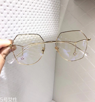 近視眼鏡可以用水洗嗎 衛生問題很重要