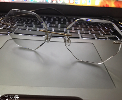 近視眼鏡可以用水洗嗎 衛生問題很重要