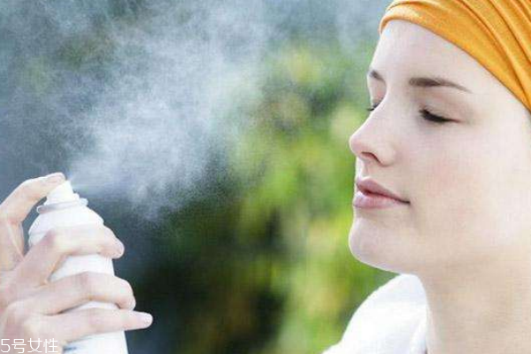 夏天怎么用保濕噴霧 3個用法為肌膚吹空調
