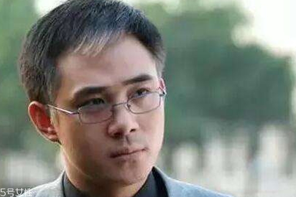年輕人為什么長白頭發 有個原因是吃肉太少