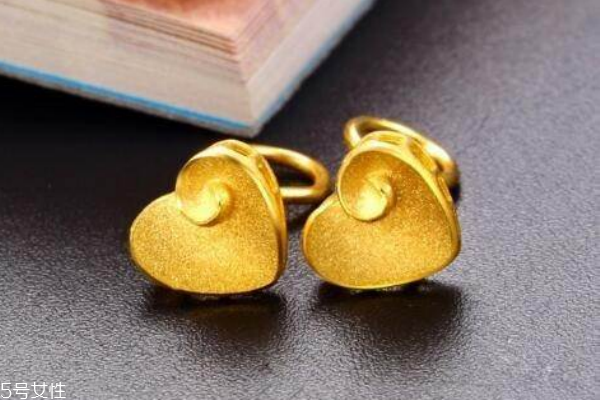 黃金耳釘多少錢一對 依據當日金價