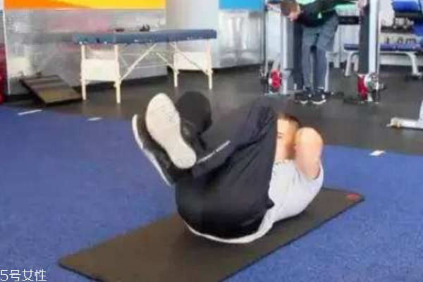 反向卷腹的正確做法 細節要注意