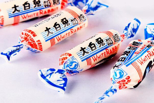 為什么大白兔奶糖包一層糯米糖紙？老版糖紙比一斤糖還貴