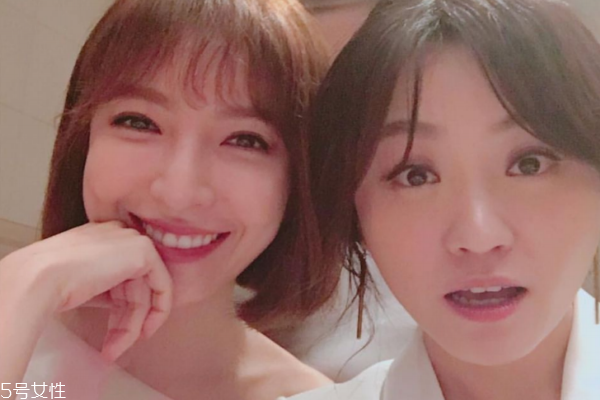 參加婚禮梳什么發型 看看女明星都扎什么發型