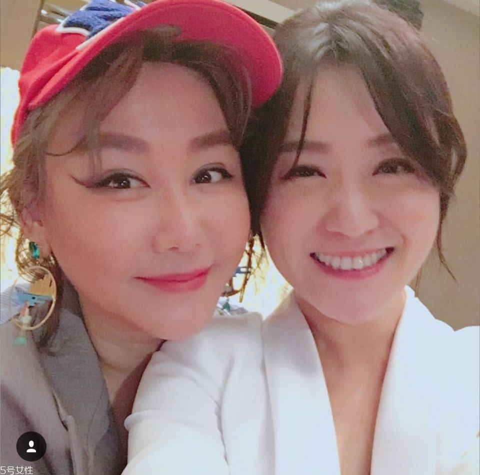 參加婚禮梳什么發型 看看女明星都扎什么發型