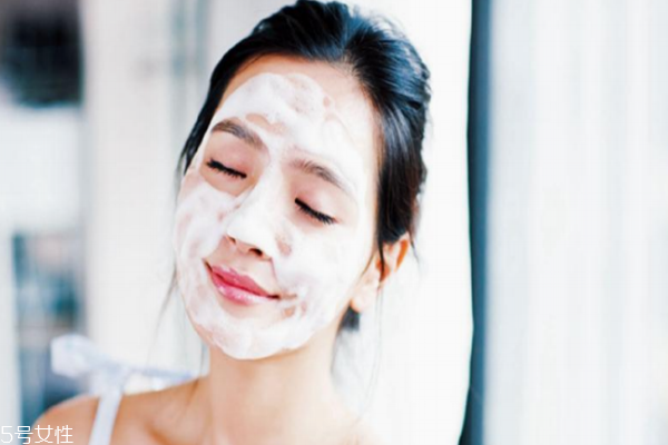 夏季用什么洗面奶好 泡沫洗面奶是最優選