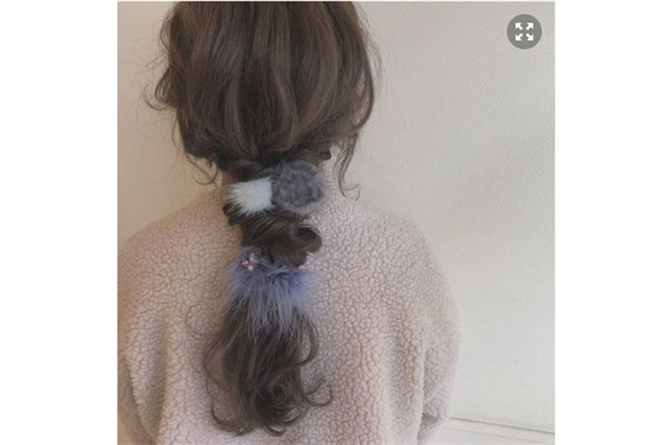 女生長發低馬尾發型怎么扎