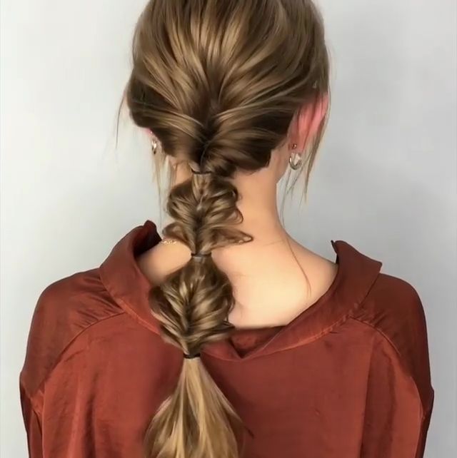 女生長發低馬尾發型怎么扎