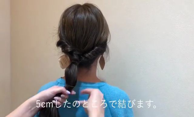 女生長發低馬尾發型怎么扎