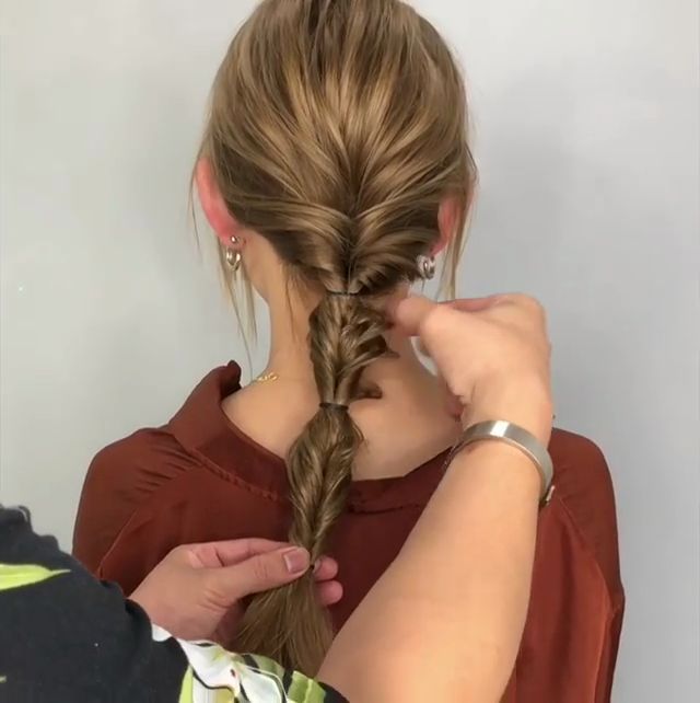 女生長發低馬尾發型怎么扎