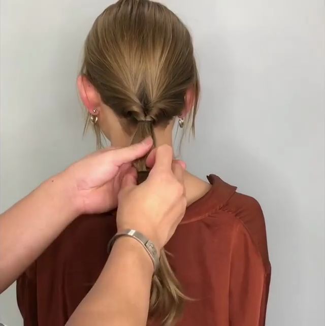 女生長發低馬尾發型怎么扎