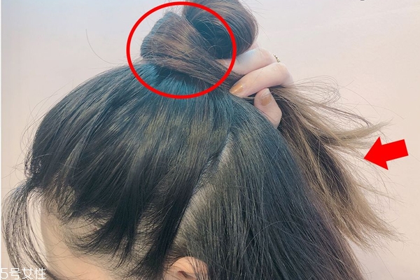 發量少怎么扎丸子頭 4步打造圓潤后腦勺