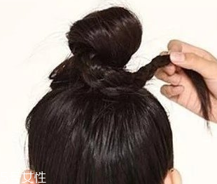 發量少怎么扎丸子頭 4步打造圓潤后腦勺
