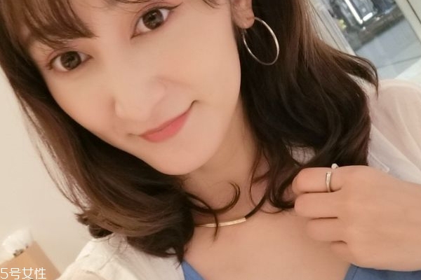 中長發怎么打理好看 5個中長發打理小技巧