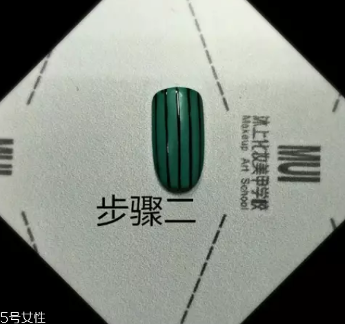 5款時髦格紋美甲圖片 擁有精致都市白領氣質