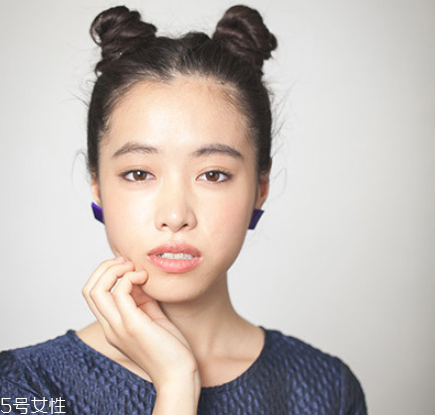 如何自己做簡單盤發 雙丸子頭最好看的扎法