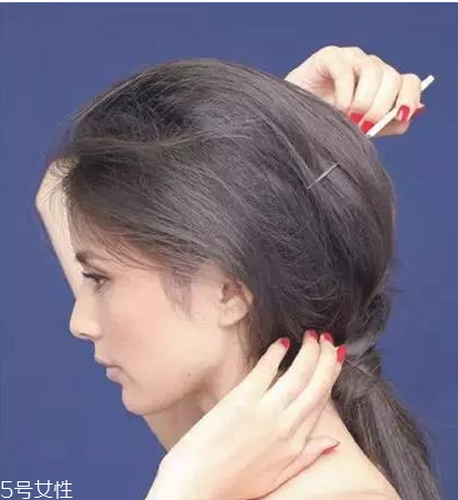 燙發怎么扎好看 最新長卷發扎法教程