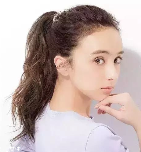 燙發怎么扎好看 最新長卷發扎法教程