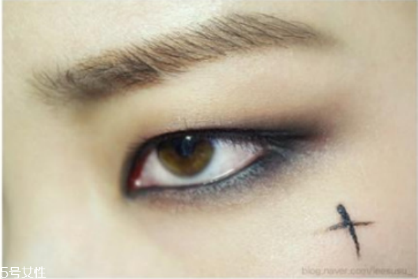 權(quán)志龍眼妝怎么畫(huà) 權(quán)志龍妝容教程