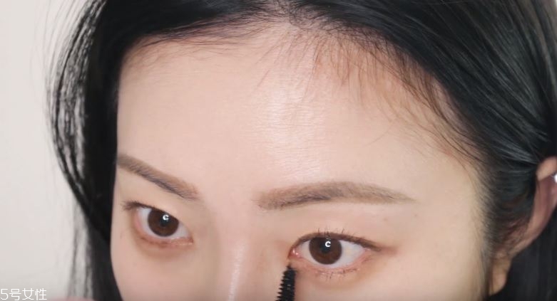 眼鏡妝怎么畫(huà)可愛(ài) 4步驟打造精神煥發(fā)眼妝