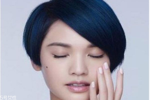 藍黑色是什么顏色 藍黑色頭發圖片