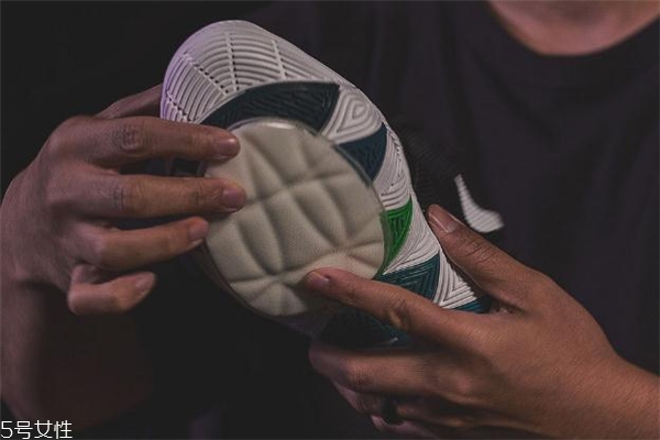 耐克歐文5開箱測(cè)評(píng) 你從未見(jiàn)過(guò)的全新氣墊