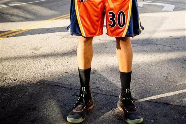 ua curry 6庫里6代實戰怎么樣 防滑性較差