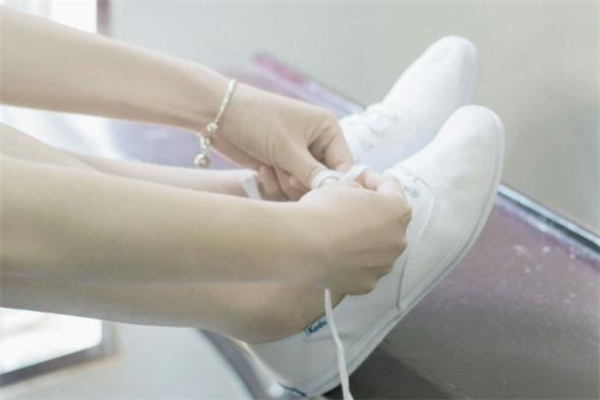白球鞋發黃怎么辦 清洗方法很簡單